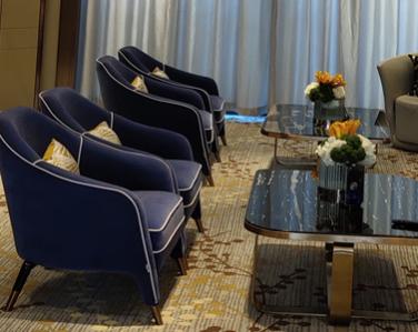 <strong>售樓部黃古銅不銹鋼桌椅</strong>