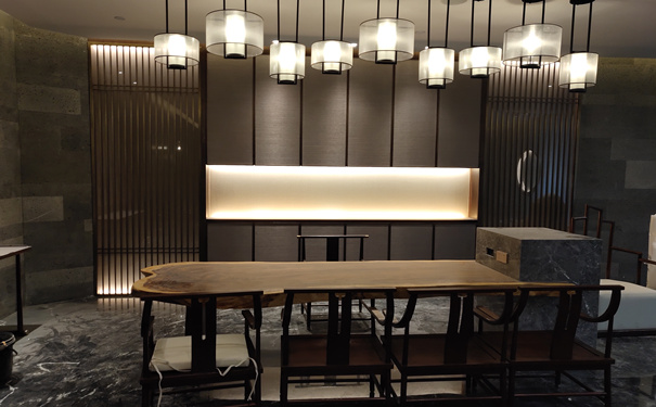 鄭州乾元會所大廳中的青古銅不銹鋼屏風(fēng)